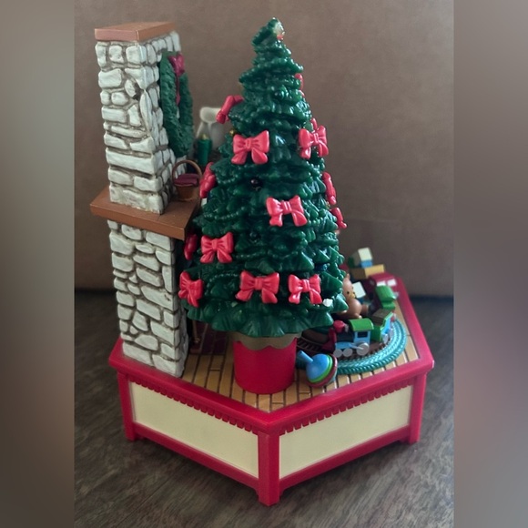 Vintage Enesco Small World of Music "A Visit From Santa Claus" musical figurine - Picture 4 of 9